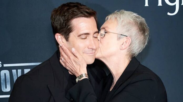 Jake Gyllenhaal and Jamie Lee Curtis SPOTTED together on a date embracing eachother! – What is going on here? Find out and See more photos